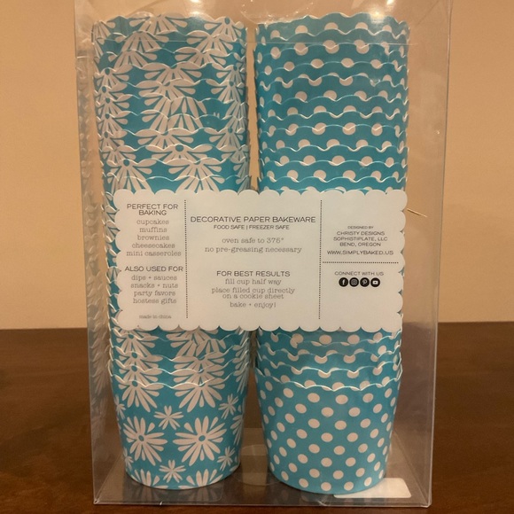 2 New Packages of Baking Cups - Turquoise & Citrus Green - Picture 2 of 3